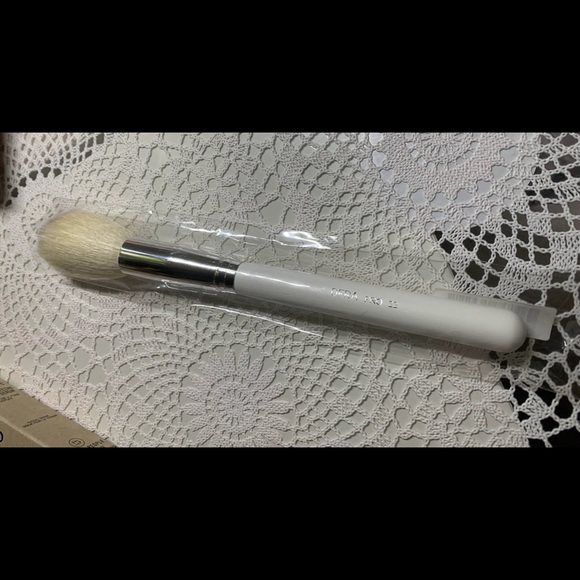 Ofra pro 22 highlighter/ blush brush - Picture 3 of 7